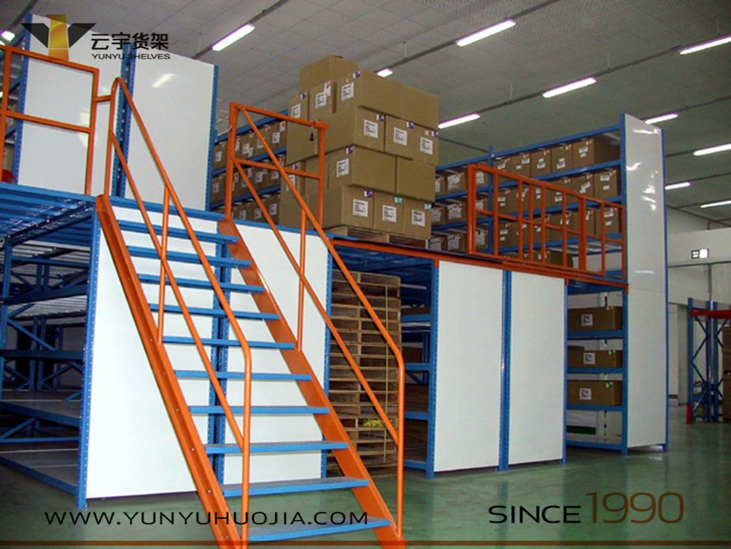 齐心协力 高效完成出口美国某知名公司定制重型阁楼货架的装柜工作